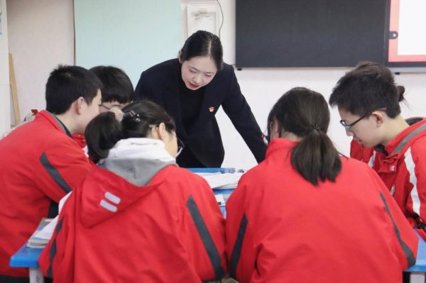 九龙证券配资 重庆科学城金凤实验学校：锚定“四融合”，让劳动教育“流汗”更“走心”