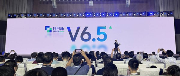 鼎牛网 商汤日日新6.5升级！造办公智能体，推具身智能平台，让机器人讲解PPT