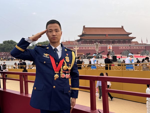 掌乐策略 看阅兵｜佩戴6枚勋章，这名首都消防员现身天安门观礼台
